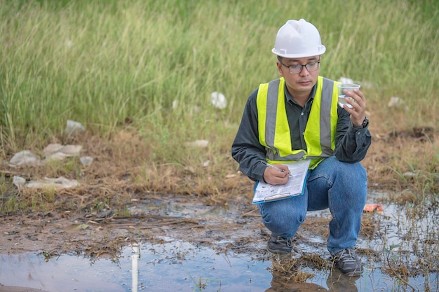 Los ingenieros ambientales inspeccionan la calidad del agua. Llevan el agua al laboratorio para su análisis. Comprueban el contenido de minerales en el agua y el suelo. Comprueban si hay contaminantes en las fuentes de agua.