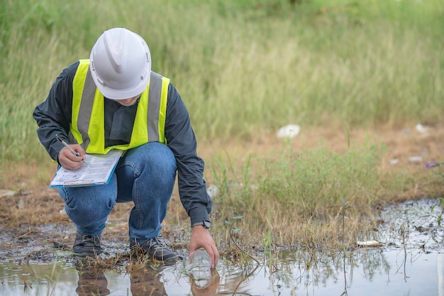 Los ingenieros ambientales inspeccionan la calidad del agua. Llevan el agua al laboratorio para su análisis. Comprueban el contenido de minerales en el agua y el suelo. Comprueban si hay contaminantes en las fuentes de agua.