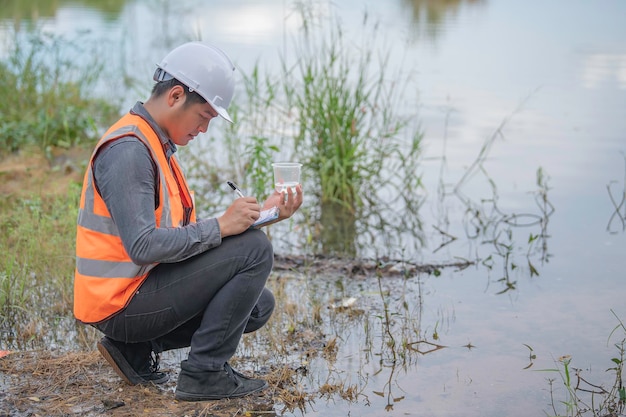 Los ingenieros ambientales inspeccionan la calidad del agua. Llevan el agua al laboratorio para su análisis. Comprueban el contenido de minerales en el agua y el suelo. Comprueban si hay contaminantes en las fuentes de agua.