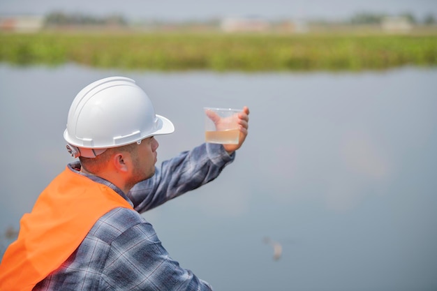 Los ingenieros ambientales inspeccionan la calidad del agua. Llevan el agua al laboratorio para su análisis. Comprueban el contenido de minerales en el agua y el suelo. Comprueban si hay contaminantes en las fuentes de agua.