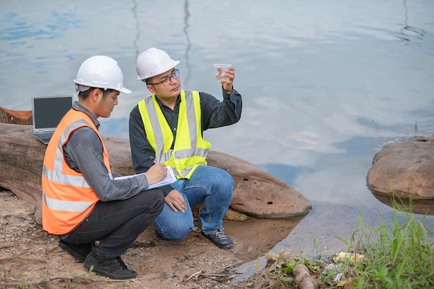 Ingenieros ambientales inspeccionan la calidad del agua Llevar agua al laboratorio para realizar pruebas Verificar el contenido de minerales en el agua y el suelo Consulta para resolver el problema de las fuentes de agua contaminadas con productos químicos