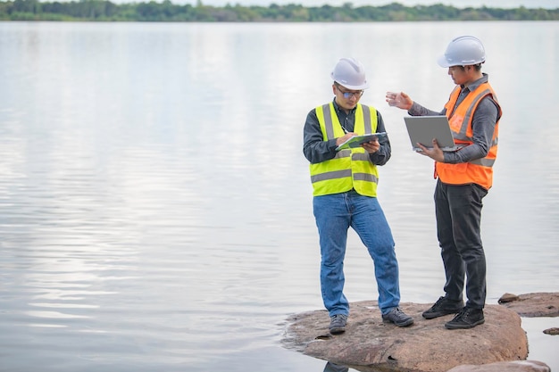 Ingenieros ambientales inspeccionan la calidad del agua Llevar agua al laboratorio para realizar pruebas Verificar el contenido de minerales en el agua y el suelo Consulta para resolver el problema de las fuentes de agua contaminadas con productos químicos