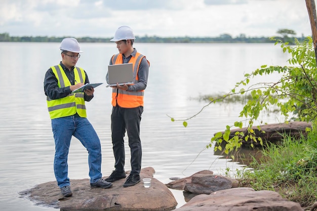 Ingenieros ambientales inspeccionan la calidad del agua Llevar agua al laboratorio para realizar pruebas Verificar el contenido de minerales en el agua y el suelo Consulta para resolver el problema de las fuentes de agua contaminadas con productos químicos