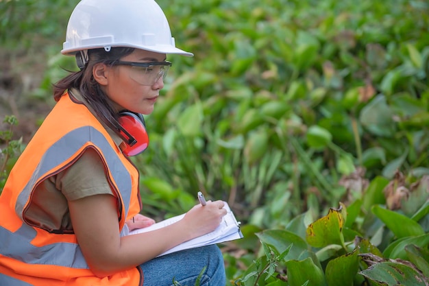 Los ingenieros ambientales trabajan en la planta de almacenamiento de agua, verifican el pH del agua, verifican la calidad del agua.