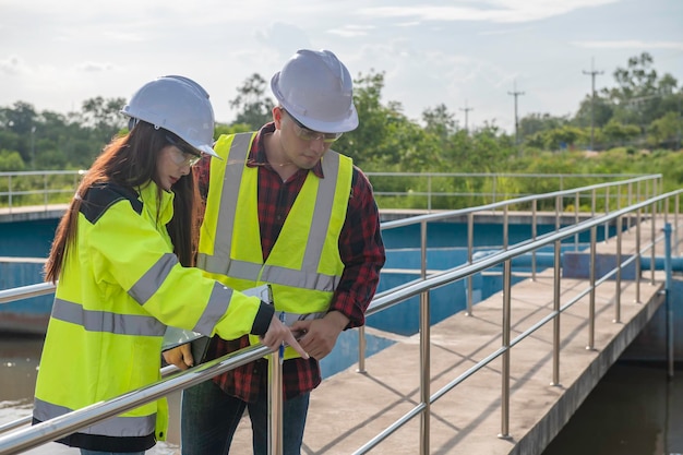 Ingenieros ambientales trabajan en plantas de tratamiento de aguas residualesIngeniería de suministro de agua trabajando en planta de reciclaje de agua para reutilizaciónTécnicos e ingenieros discuten el trabajo juntos