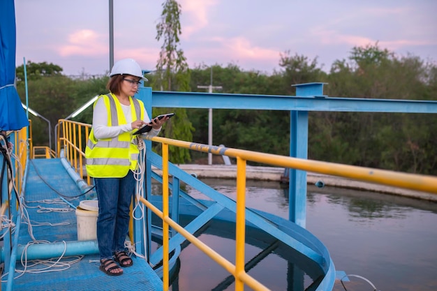 Ingenieros ambientales trabajan en plantas de tratamiento de aguas residualesIngeniería de suministro de agua trabajando en planta de reciclaje de agua para su reutilizaciónVerifica que la cantidad de cloro en el agua esté dentro de los criterios