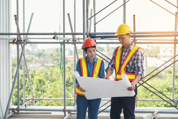 Ingenieros y arquitectos están discutiendo la construcción.