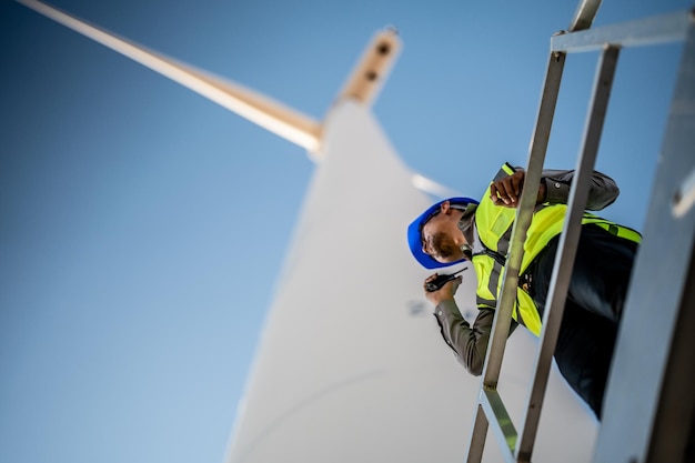 Ingenieros asiáticos trabajando en campo al aire libre. Los trabajadores revisan e inspeccionan la construcción y el aro de la máquina.