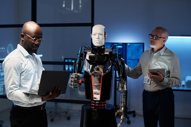 Ingenieros conectando robot con computadora