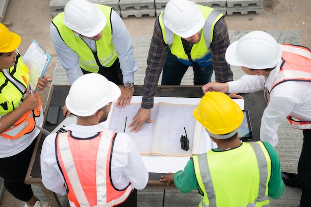 Ingenieros de construcción, arquitectos y capataces forman un grupo Participan en una reunión para planificar nuevos proyectos de construcción