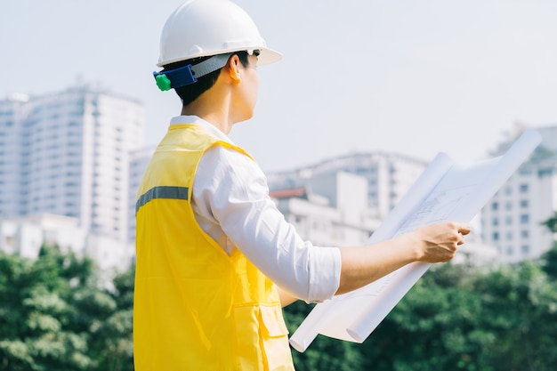 Los ingenieros de construcción asiáticos están haciendo pruebas experimentales en el sitio.