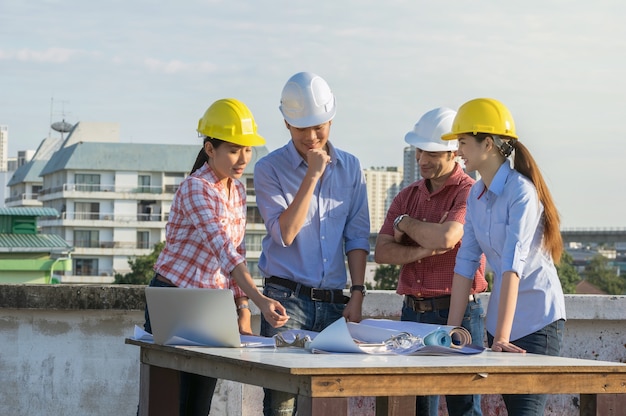 ingenieros de construcción profesionales trabajando con colegas corporativos