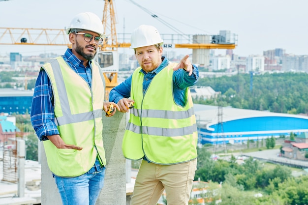 Ingenieros constructores mirando a distancia