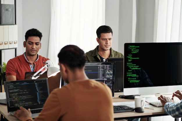 Foto ingenieros devops que trabajan en la oficina