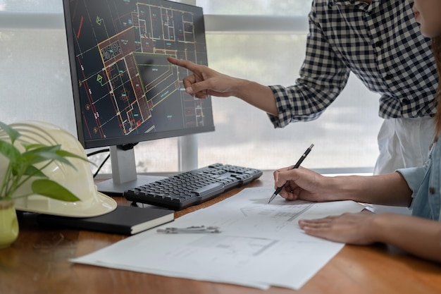 Los ingenieros discuten un plan mientras comprueban la información en una tableta en una oficina