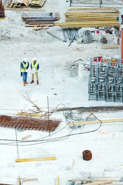 Ingenieros discutiendo métodos de construcción.