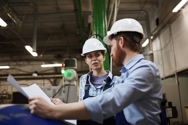 Foto ingenieros discutiendo proyecto