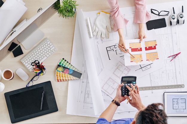 Foto ingenieros discutiendo trabajos de acabado exterior