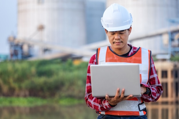 Los ingenieros están trabajando en la construcción de los planes del sitio para construir edificios de gran altura. Concepto de construcción de ingenieros.