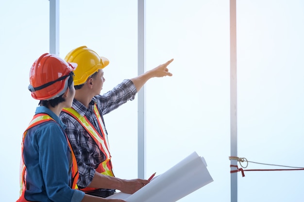 Los ingenieros están trabajando en la oficina