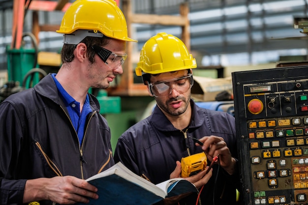 Los ingenieros de la fábrica inspeccionan el equipo de producción y servicio de la fábrica.