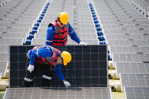 Foto los ingenieros fotovoltaicos trabajan en fotovoltaicos flotantes inspeccionan y reparan el equipo de paneles solares