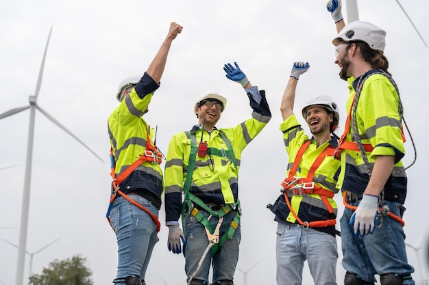 Foto los ingenieros del grupo levantaron la mano para celebrar el éxito del mantenimiento de la turbina eólica en los parques eólicos