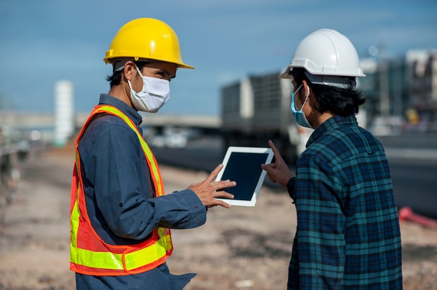 Ingenieros hablando del sitio de construcción.