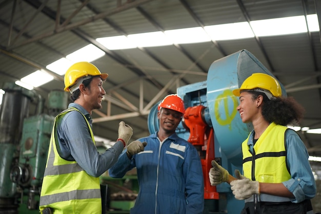 Ingenieros industriales en cascos.Trabajo en la fábrica de fabricación de la industria pesada.trabajador industrial en el interior de la fábrica. hombre que trabaja en una fábrica industrial.