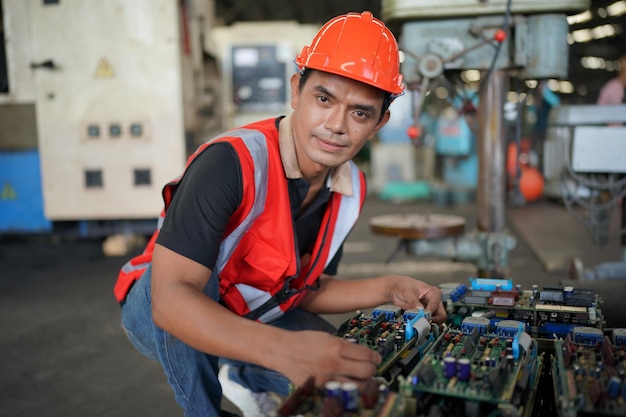 Ingenieros industriales en cascos.Trabajo en la fábrica de fabricación de la industria pesada.trabajador industrial en el interior de la fábrica. hombre que trabaja en una fábrica industrial.