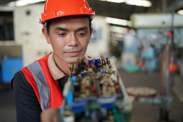 Ingenieros industriales en cascos.Trabajo en la fábrica de fabricación de la industria pesada.trabajador industrial en el interior de la fábrica. hombre que trabaja en una fábrica industrial.