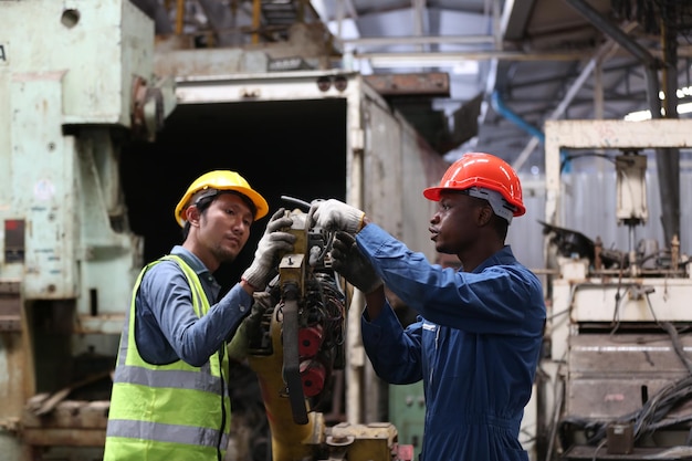 Ingenieros industriales en cascos.Trabajo en la fábrica de fabricación de la industria pesada.trabajador industrial en el interior de la fábrica. hombre que trabaja en una fábrica industrial.