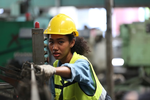 Ingenieros industriales en cascos.Trabajo en la fábrica de fabricación de la industria pesada.trabajador industrial en el interior de la fábrica. hombre que trabaja en una fábrica industrial.