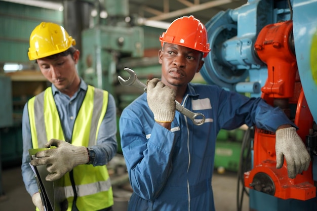 Ingenieros industriales en cascosTrabajar en la fábrica de fabricación de la industria pesadatrabajador industrial en el interior de la fábrica hombre que trabaja en una fábrica industrial