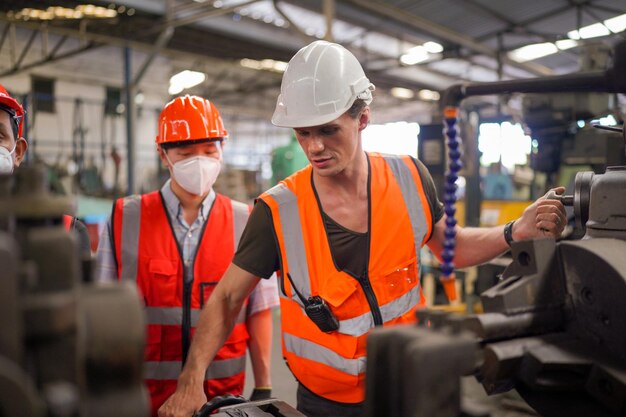 Ingenieros industriales en cascosTrabajar en la fábrica de fabricación de la industria pesadatrabajador industrial en el interior de la fábrica hombre que trabaja en una fábrica industrial