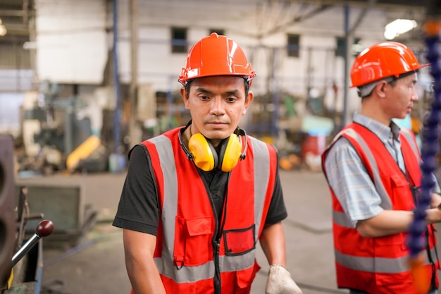 Ingenieros industriales en cascosTrabajar en la fábrica de fabricación de la industria pesadatrabajador industrial en el interior de la fábrica hombre que trabaja en una fábrica industrial