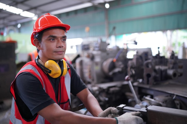 Ingenieros industriales en cascosTrabajar en la fábrica de fabricación de la industria pesadatrabajador industrial en el interior de la fábrica hombre que trabaja en una fábrica industrial