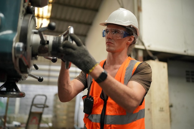 Ingenieros industriales en cascosTrabajar en la fábrica de fabricación de la industria pesadatrabajador industrial en el interior de la fábrica hombre que trabaja en una fábrica industrial