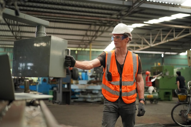 Ingenieros industriales en cascosTrabajar en la fábrica de fabricación de la industria pesadatrabajador industrial en el interior de la fábrica hombre que trabaja en una fábrica industrial