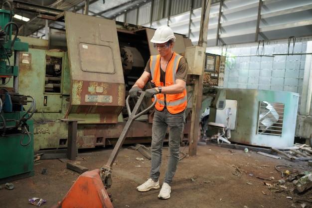 Ingenieros industriales en cascosTrabajar en la fábrica de fabricación de la industria pesadatrabajador industrial en el interior de la fábrica hombre que trabaja en una fábrica industrial