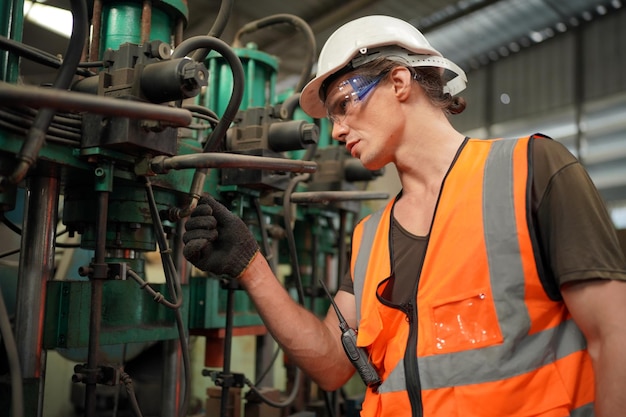 Ingenieros industriales en cascosTrabajar en la fábrica de fabricación de la industria pesadatrabajador industrial en el interior de la fábrica hombre que trabaja en una fábrica industrial