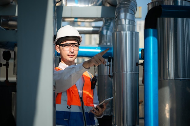 Los ingenieros inspeccionan los sistemas de aire acondicionado y de agua terminados para continuar verificando