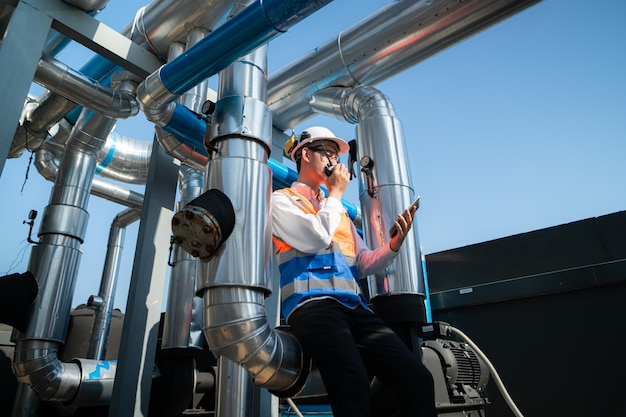 Los ingenieros inspeccionan los sistemas de aire acondicionado y de agua terminados para continuar verificando