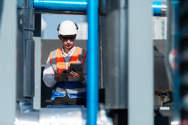 Los ingenieros inspeccionan los sistemas de aire acondicionado y de agua terminados para continuar verificando