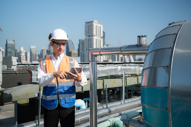 Los ingenieros inspeccionan los sistemas de aire acondicionado y de agua terminados para continuar verificando