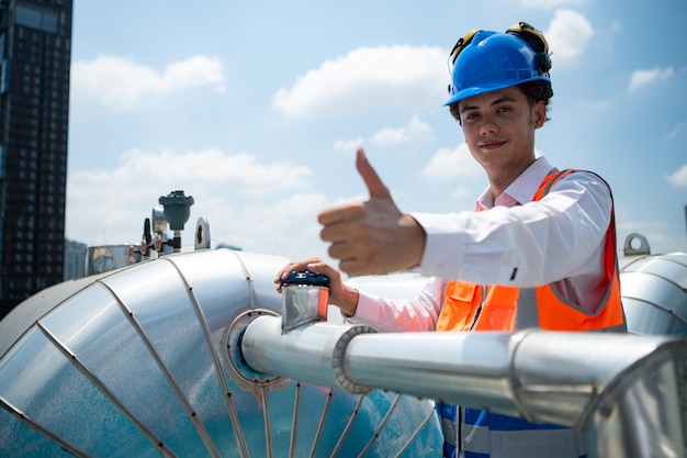 Los ingenieros inspeccionan los sistemas de aire acondicionado y de agua terminados para continuar verificando