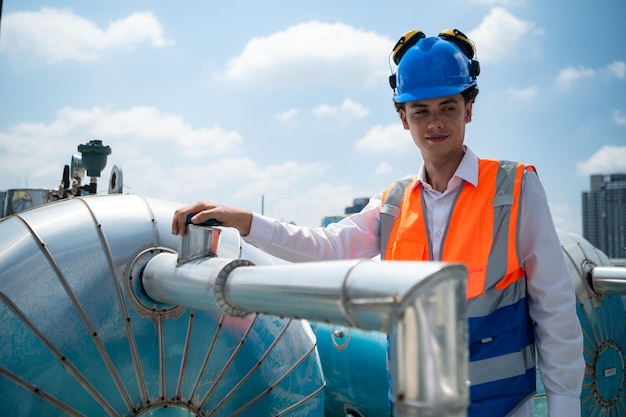 Los ingenieros inspeccionan los sistemas de aire acondicionado y de agua terminados para continuar verificando