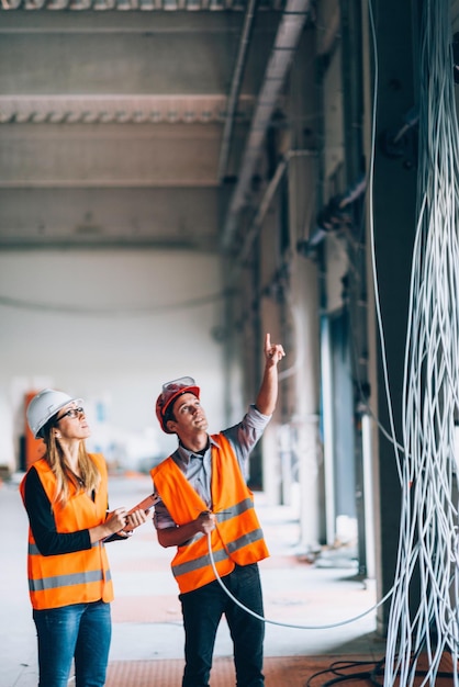 Ingenieros de mantenimiento comprobando la electricidad