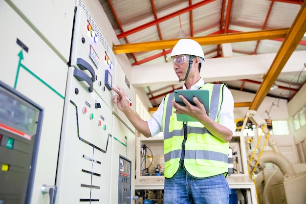 Foto los ingenieros de mantenimiento inspeccionan el sistema de protección de relés, la unidad de control de la bahía, los conmutadores de media tensión.