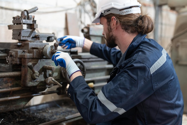 Ingenieros masculinos revisando y reparando máquinas en fábrica Industrial, concepto de mantenimiento preventivo